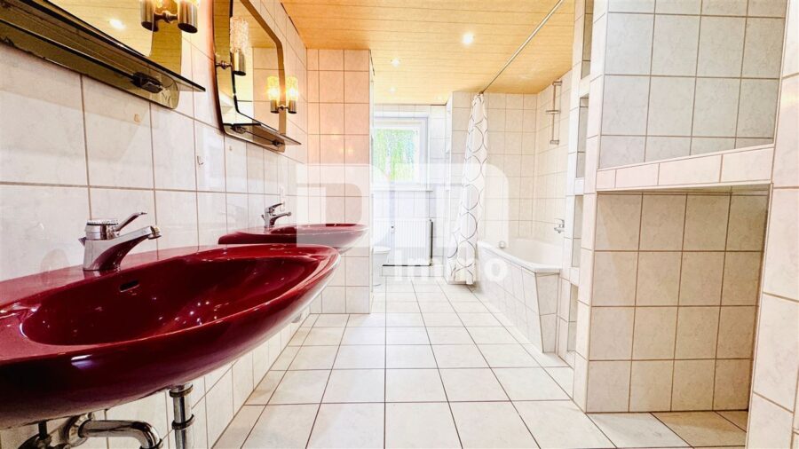 Kernsaniertes 1-2 Familien Fachwerkhaus in naturnaher Ortsrandlage - WE2 OG Badezimmer / Wanne